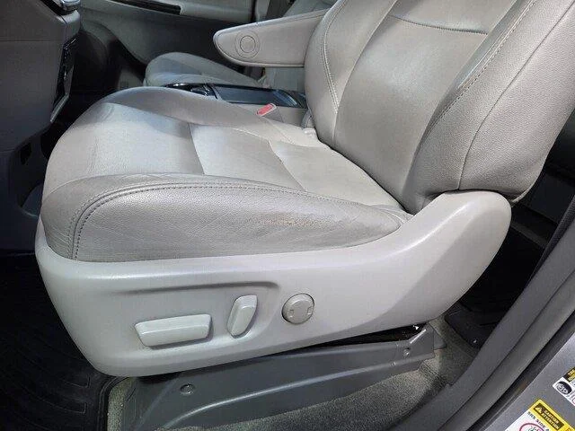 Used 2015 Silver Sky Metallic Toyota XLE Premium 8-Passenger image 10