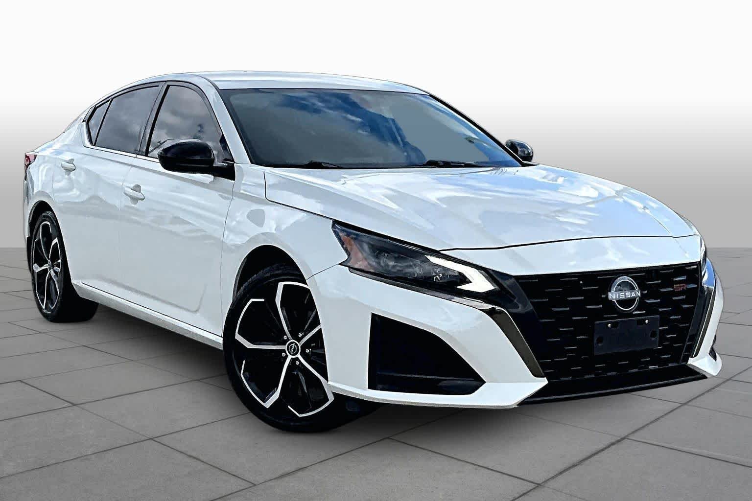 Used 2024 Pearl White Tricoat Nissan 2.5 SR image 2