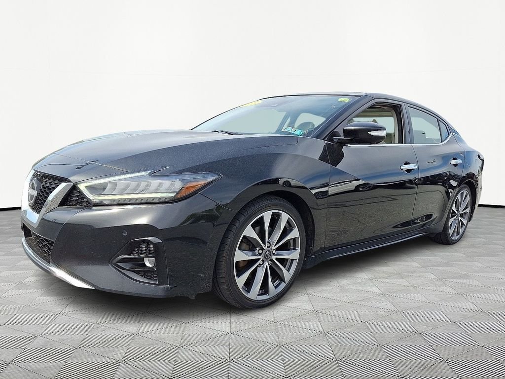 Used 2023 Black Nissan Platinum image 3