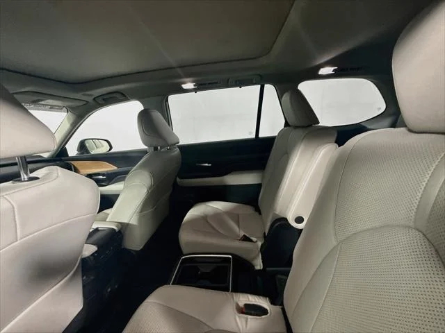 Certified Used 2024 WIND CHILL PEARL Toyota  image 22