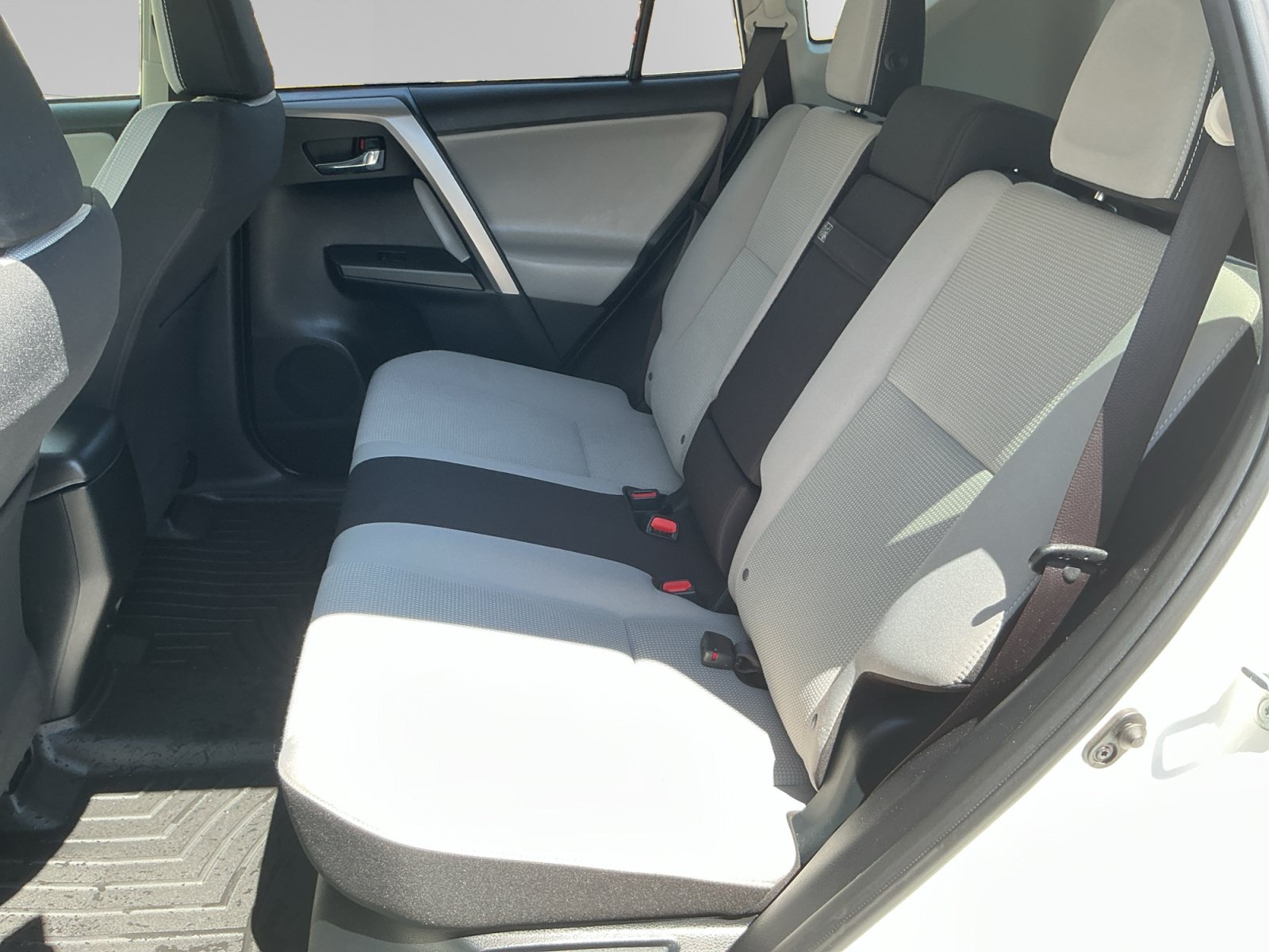 Certified Used 2018 SUPER_WHITE Toyota Hybrid XLE image 13