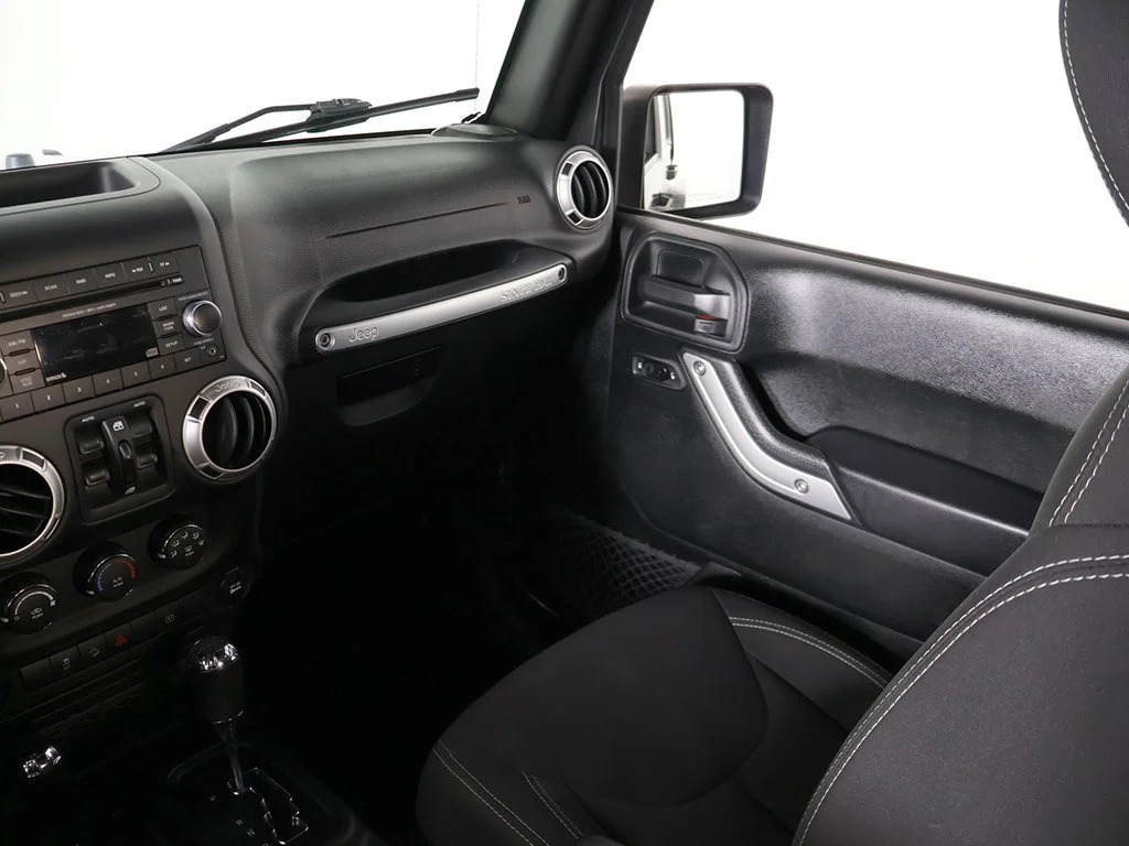 Used 2018 Crystal Metallic Jeep Unlimited Sahara image 30