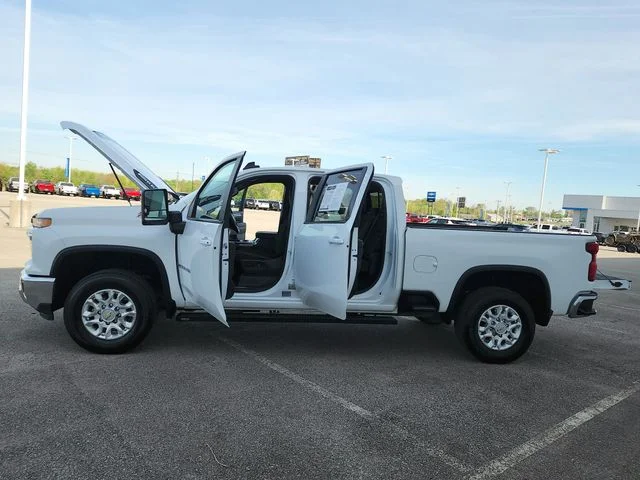 Used 2025 White Chevrolet LT image 12