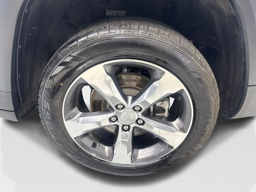 Used 2022 Silver Jeep Limited image 93