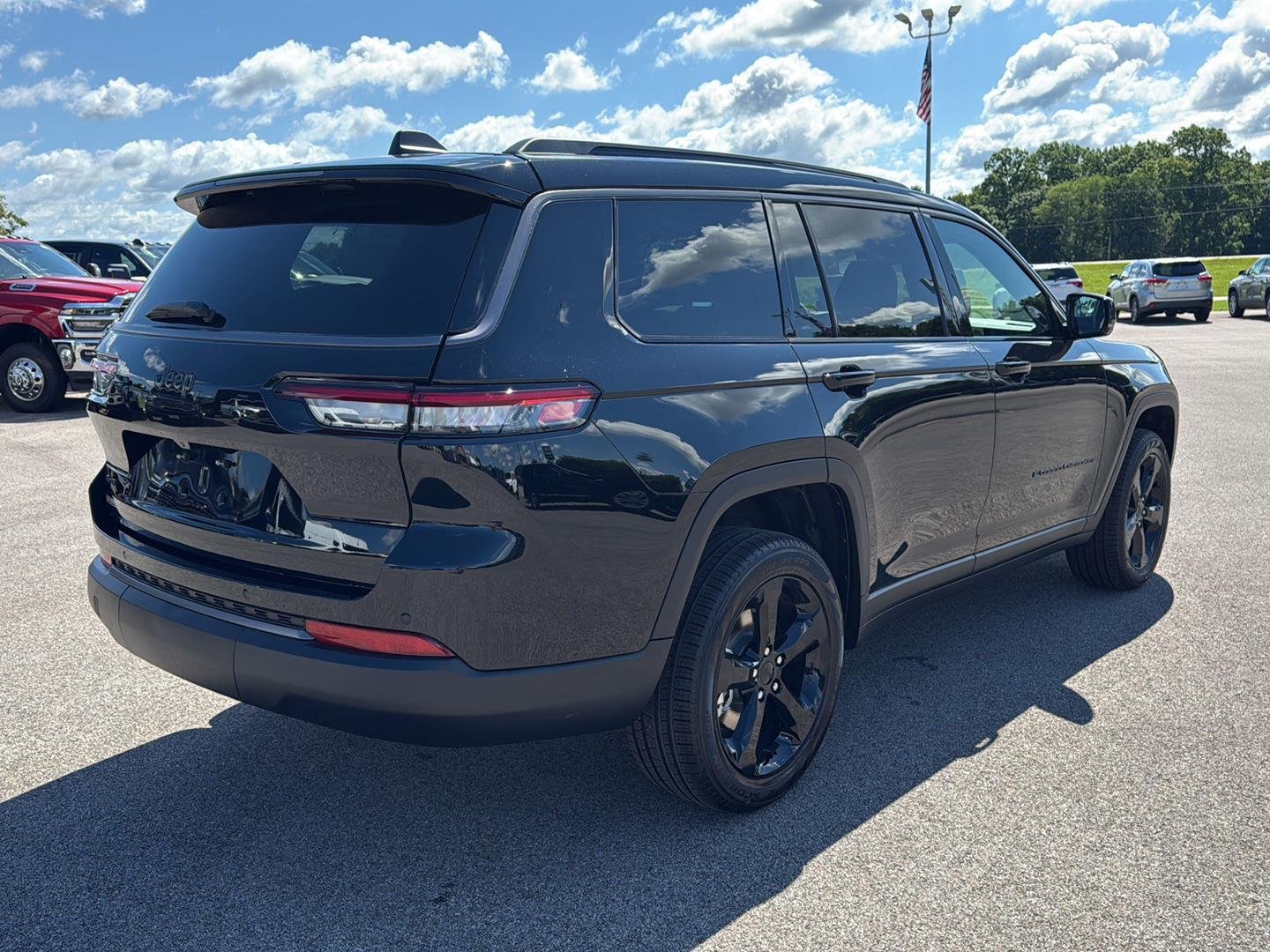 New 2026 Diamond Black Crystal Pearl-Coat Exterior Paint Jeep Limited image 19
