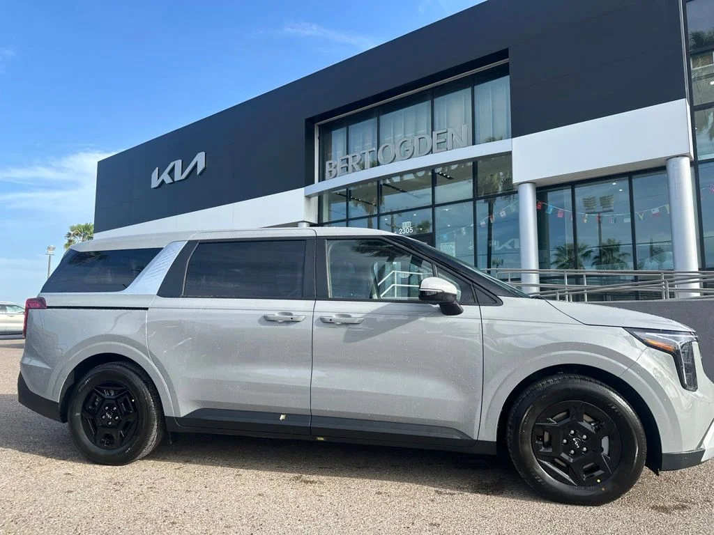 New 2027 White Kia LXS image 4