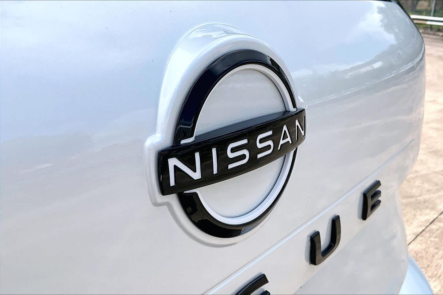 New 2026 Everest White Pearl TriCoat Nissan Dark Armor image 8