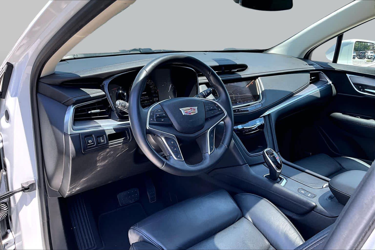 Used 2017 Crystal White Tricoat Cadillac Premium Luxury FWD image 17