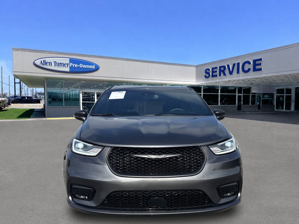 Used 2022 Granite Crystal Metallic Clearcoat Chrysler Touring L image 3