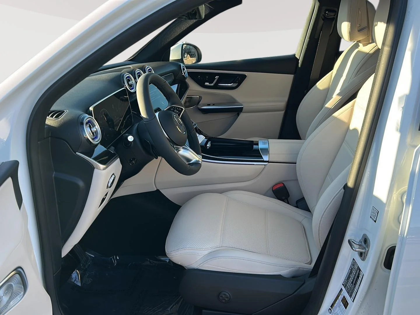 New 2026 Polar White Mercedes-Benz GLC 300 image 13