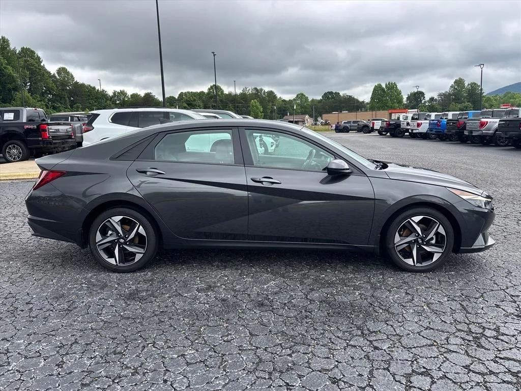 Used 2023 Gray Hyundai SEL image 9