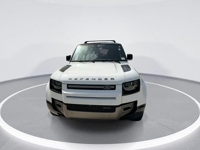 Used 2023 White Land Rover X-Dynamic SE image 3