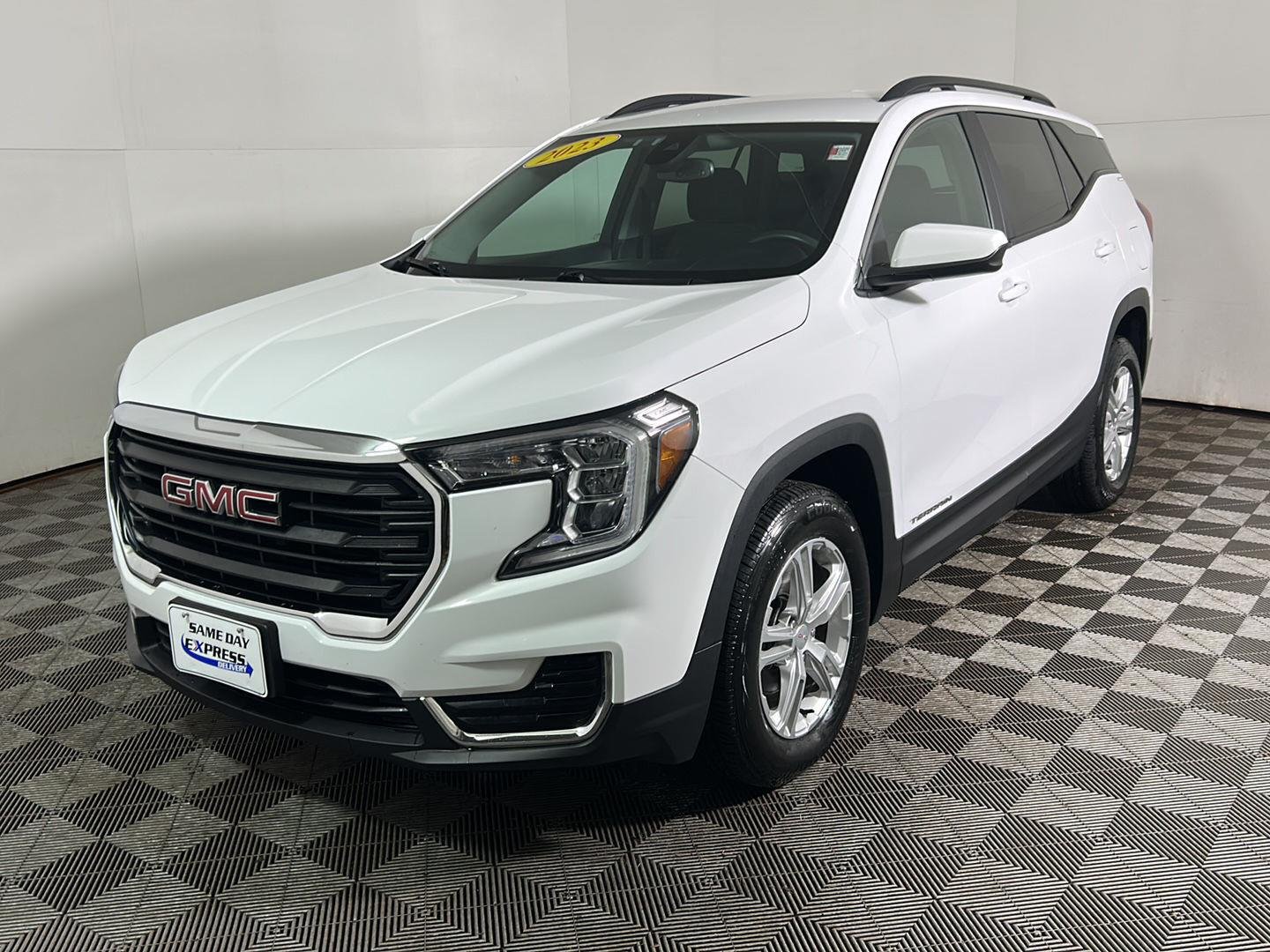 Used 2023 Summit White GMC SLE image 10