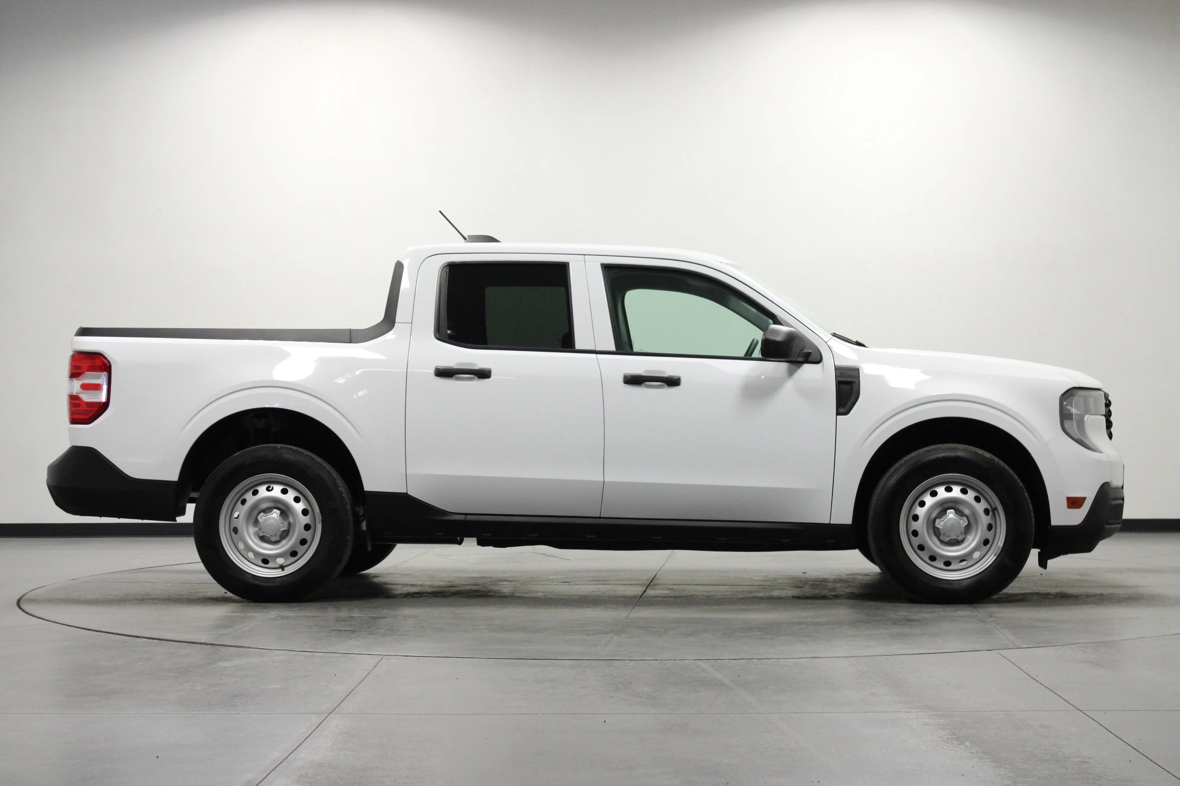 Used 2025 Oxford White Ford XL image 3
