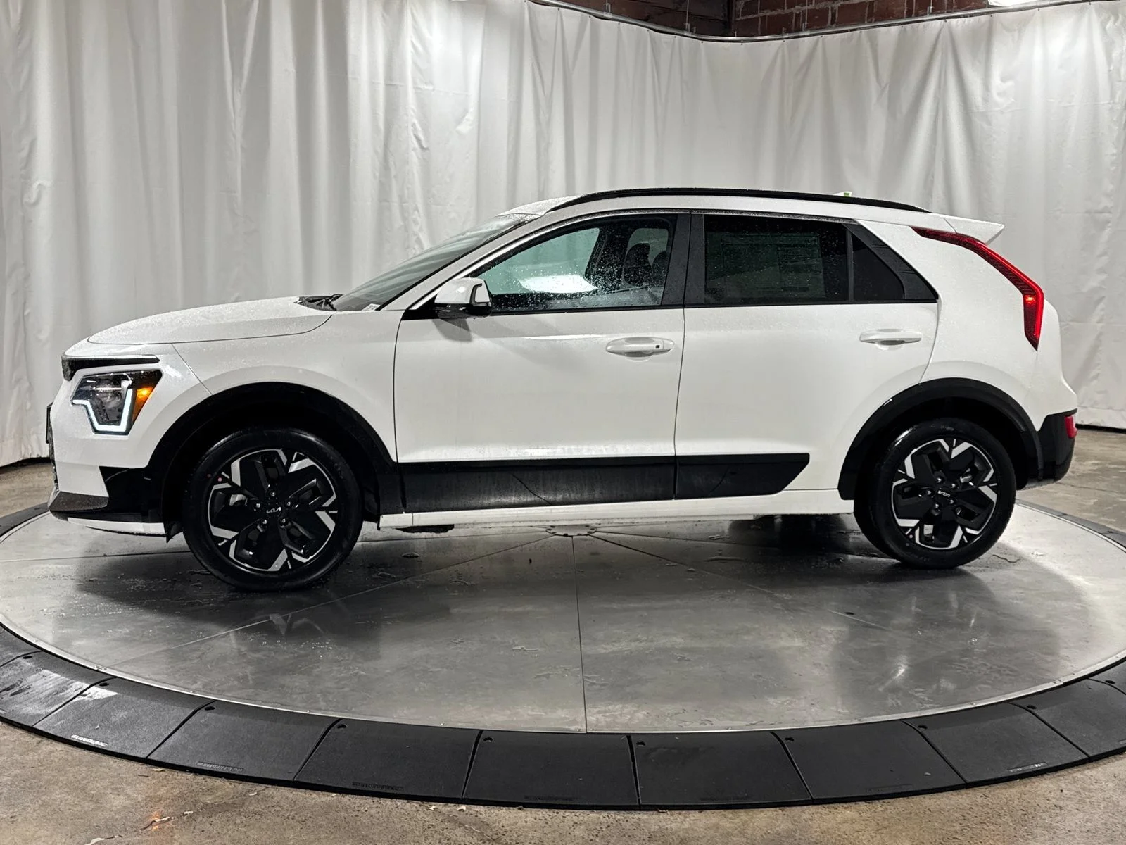 New 2026 Snow White Pearl Kia Wind image 6