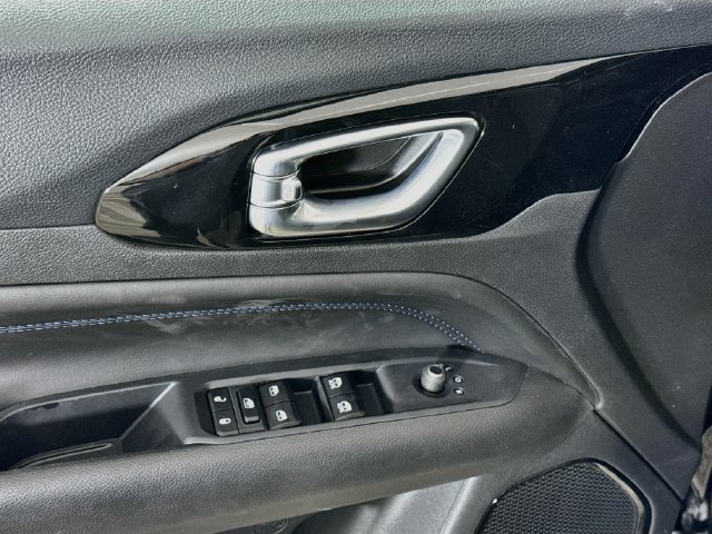 New 2026 Diamond Black Crystal Pearl-Coat Exterior Paint Jeep Latitude image 17