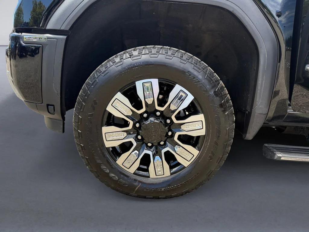 Used 2025 Black GMC Denali image 11