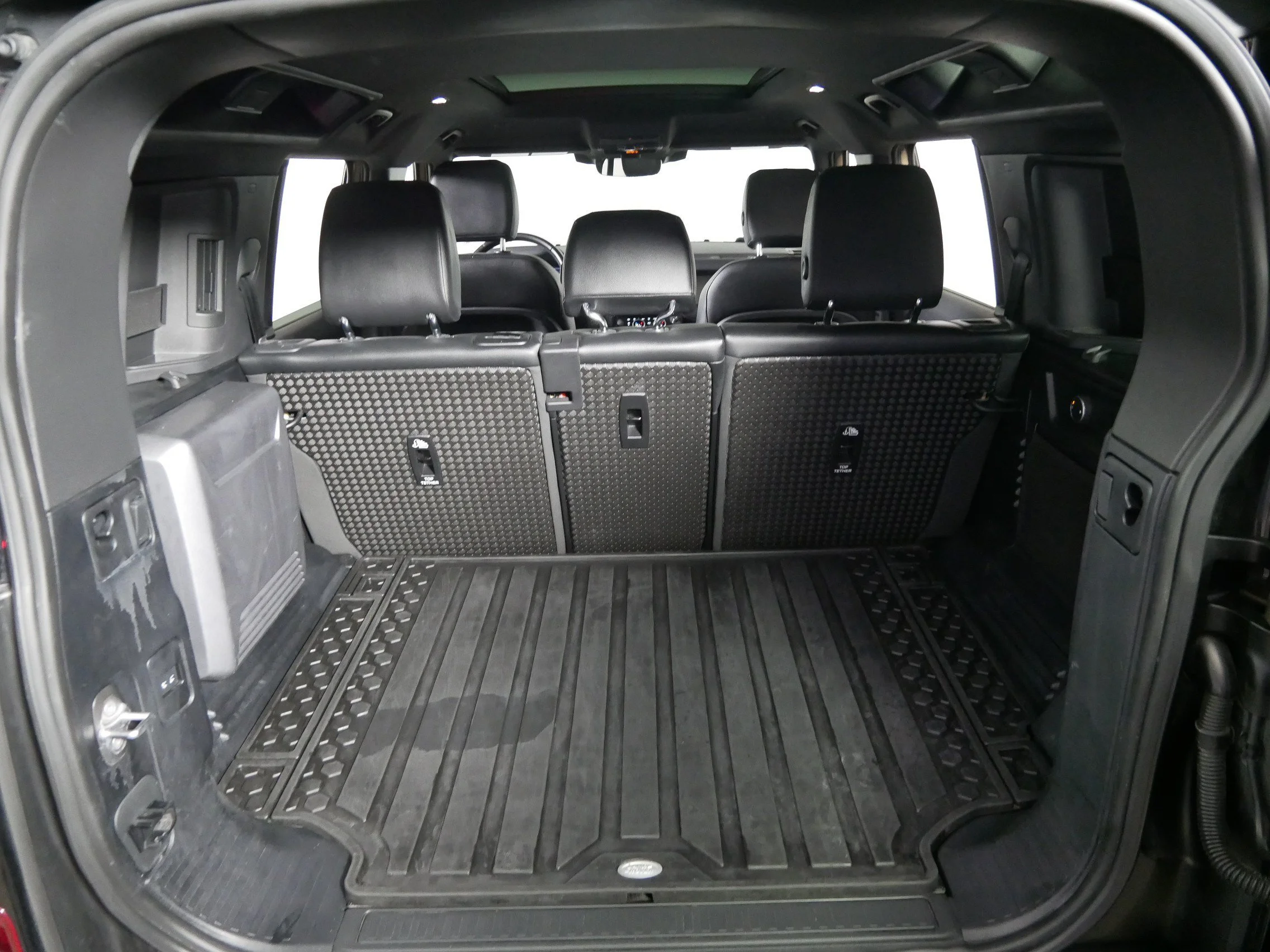 Used 2024 BRONZE Land Rover X-Dynamic SE image 18
