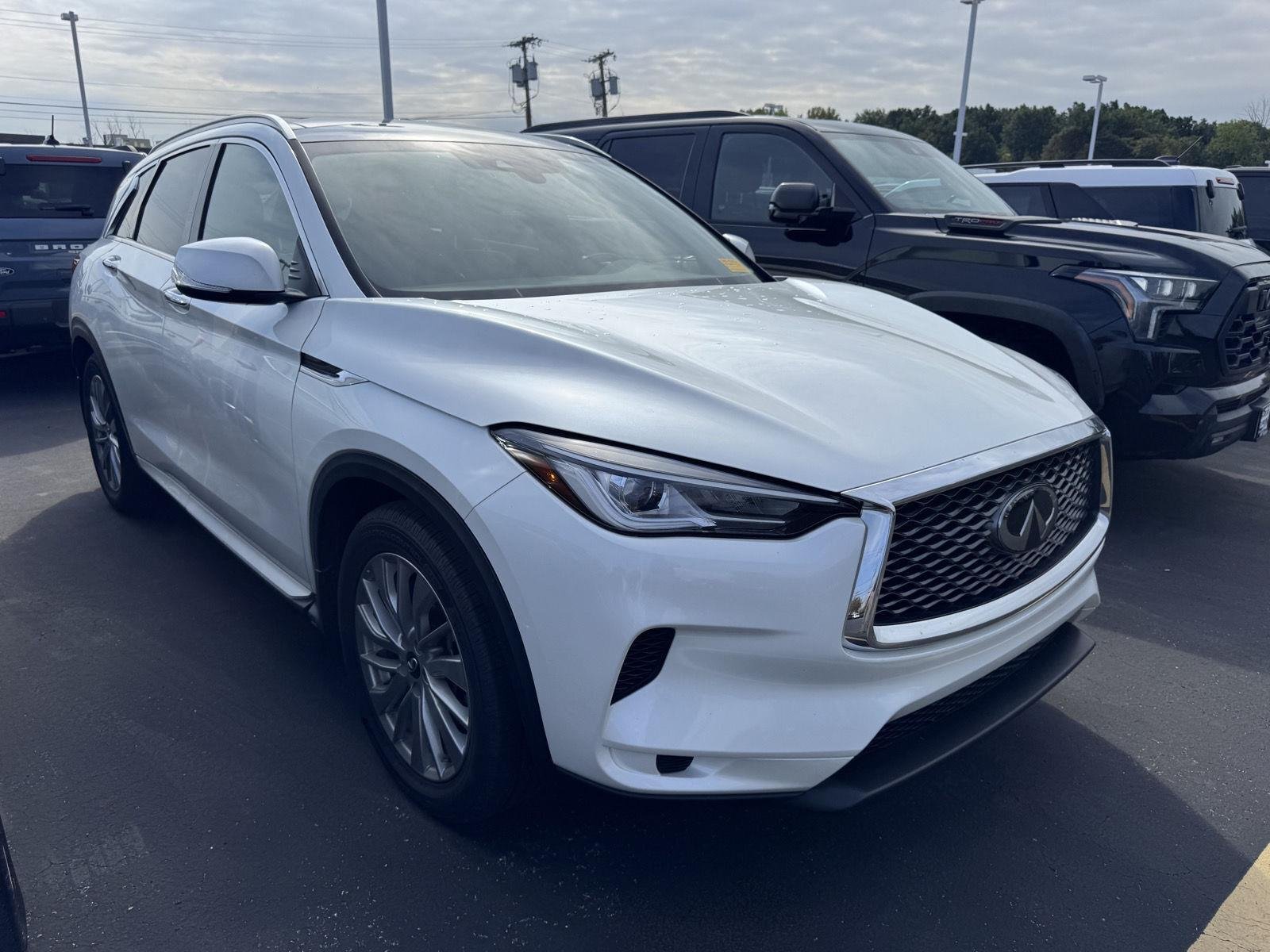 Used 2023 Radiant White INFINITI LUXE image 3