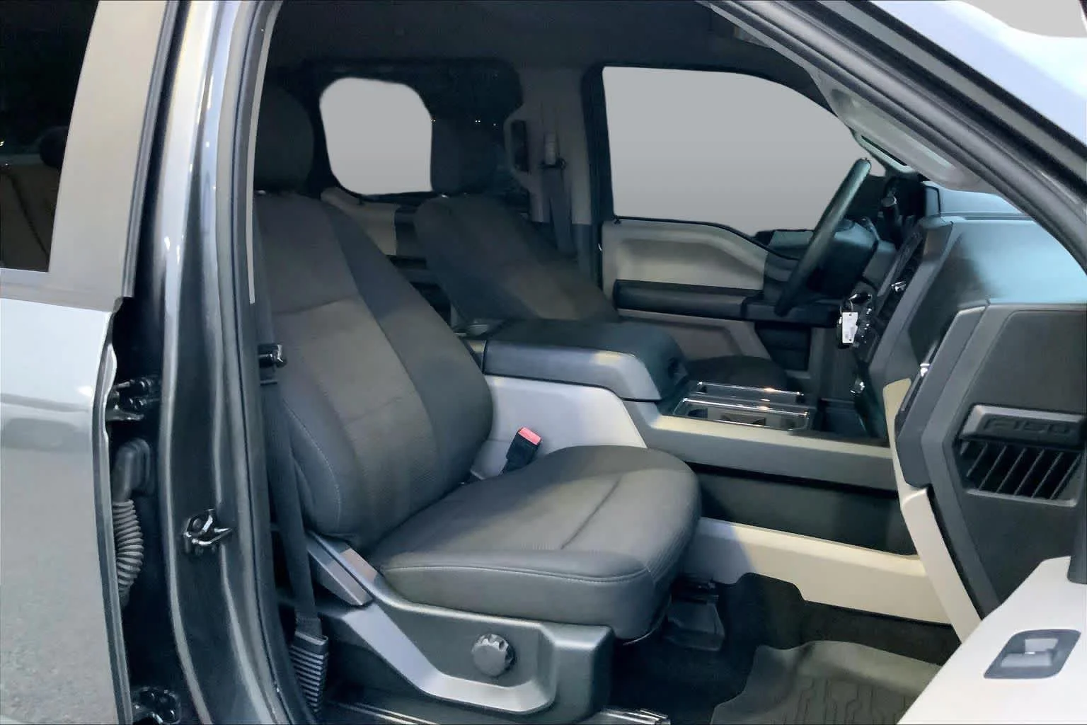 Used 2020 Magnetic Metallic Ford XL image 9