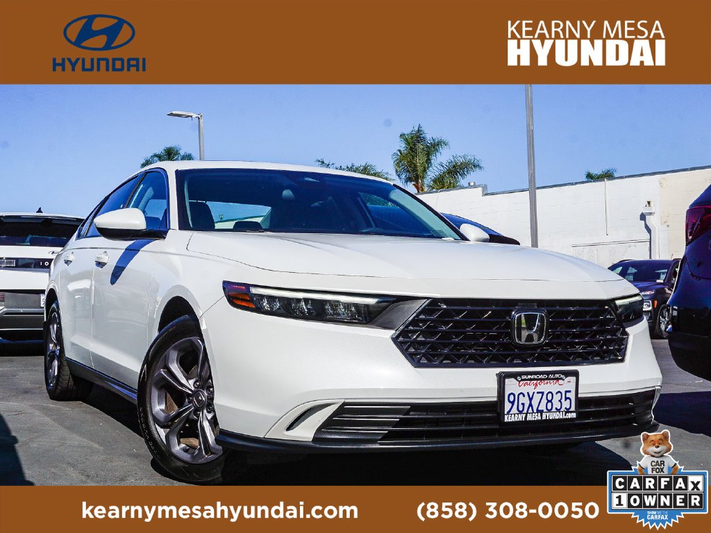 Used 2023 White Honda EX image 1