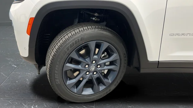 New 2026 Bright White Clear-Coat Exterior Paint Jeep Limited image 38