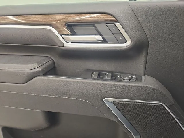 Used 2025 Summit White Chevrolet LT image 33