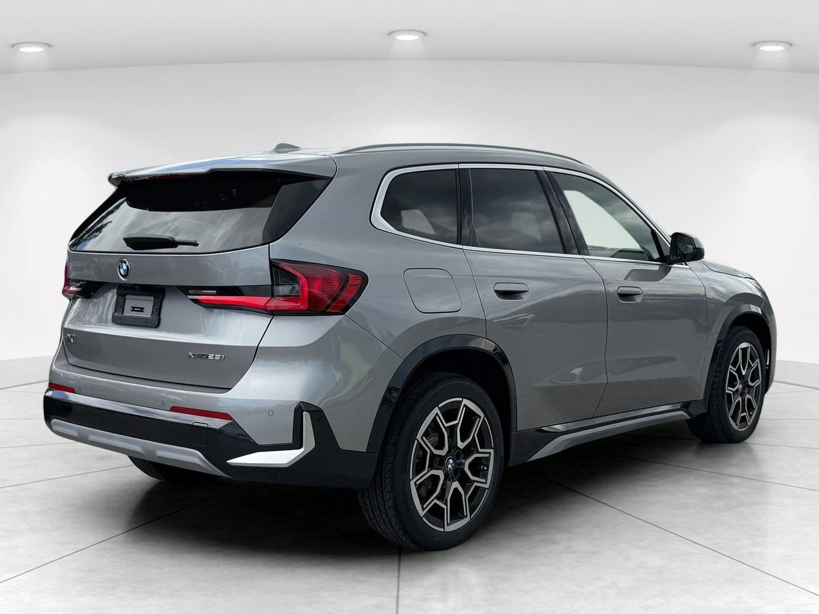 New 2026 Space Silver Metallic BMW xDrive28i image 3