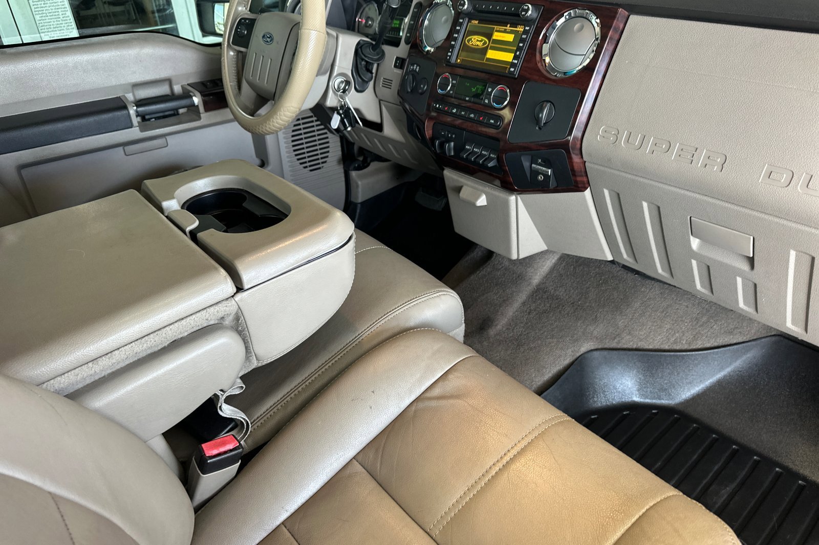 Used 2010 White Ford  image 15