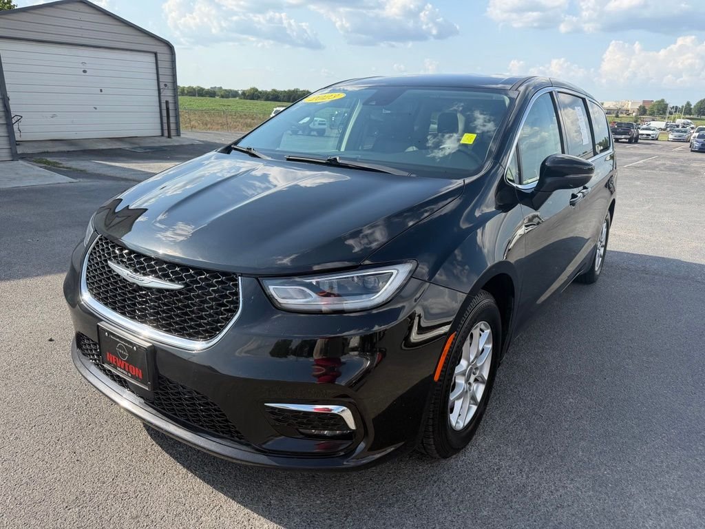 Used 2023 Black Chrysler Touring L image 33