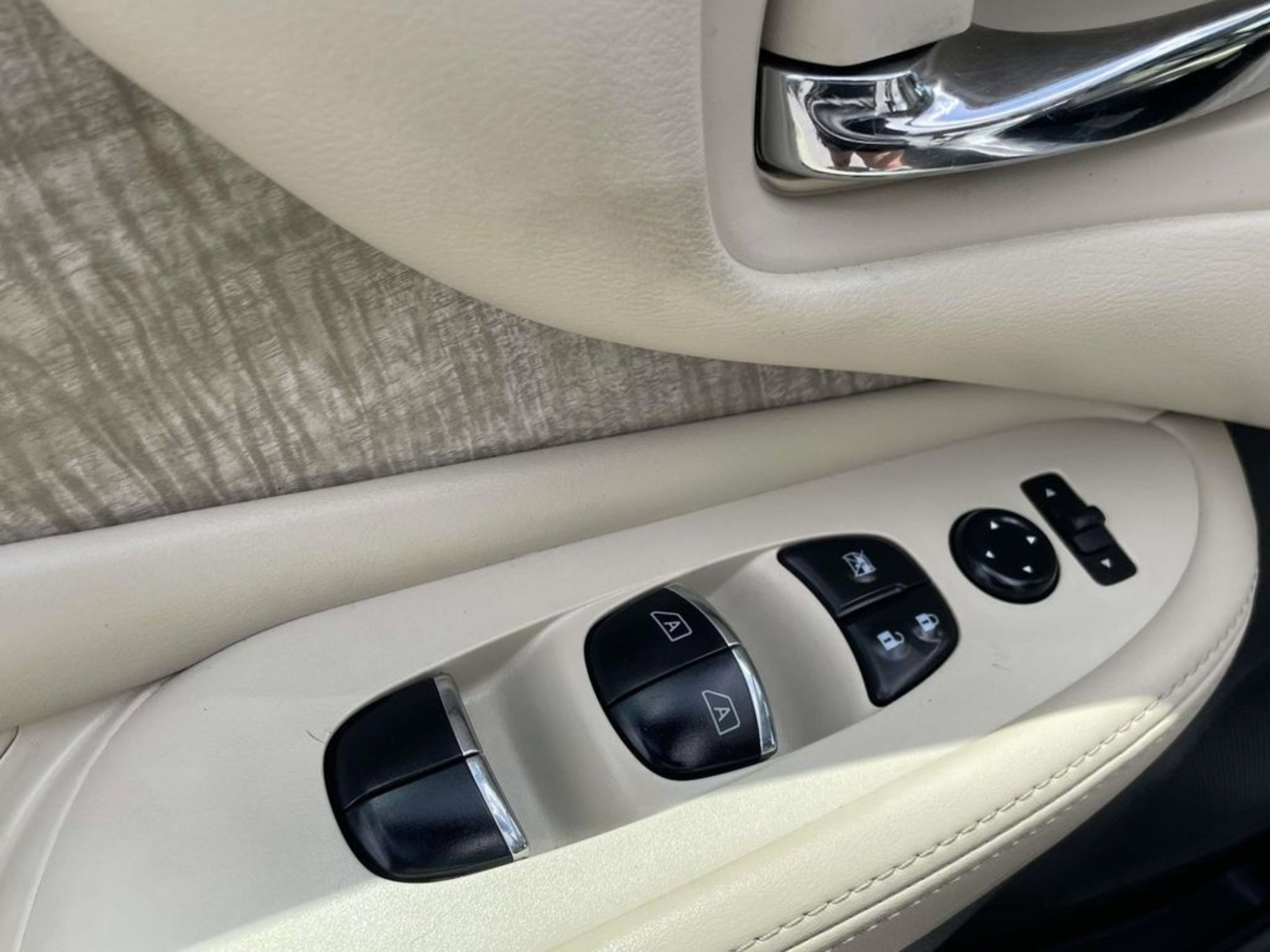 Used 2024 White Nissan SL image 16