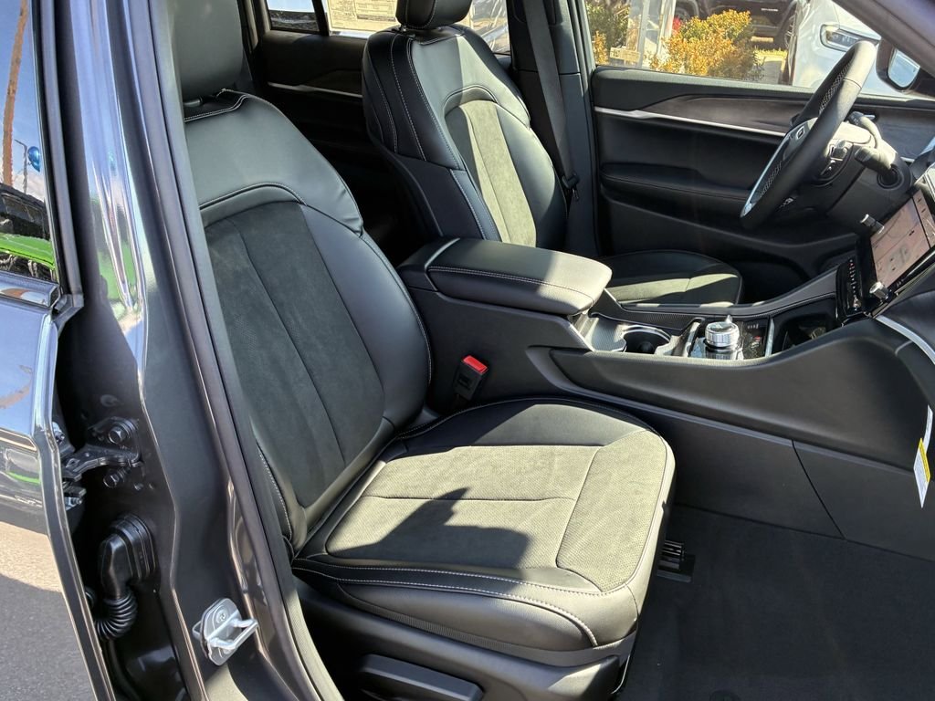 New 2026 Baltic Gray Metallic Clear-Coat Exterior Paint Jeep Altitude image 35