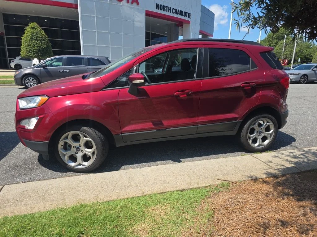 Used 2021 Red Ford SE image 6