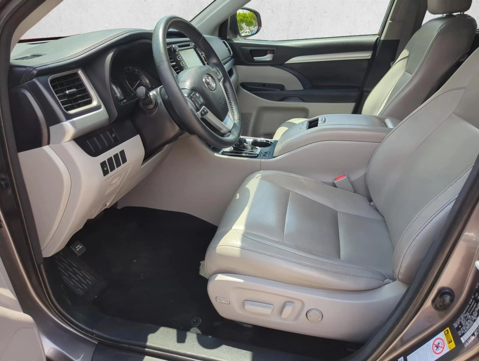 Used 2015 Predawn Gray Mica Toyota XLE image 13