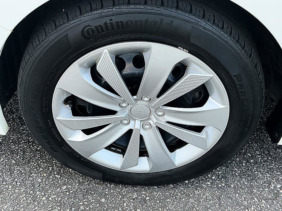 Used 2022 Crystal White Pearl Subaru Base image 9