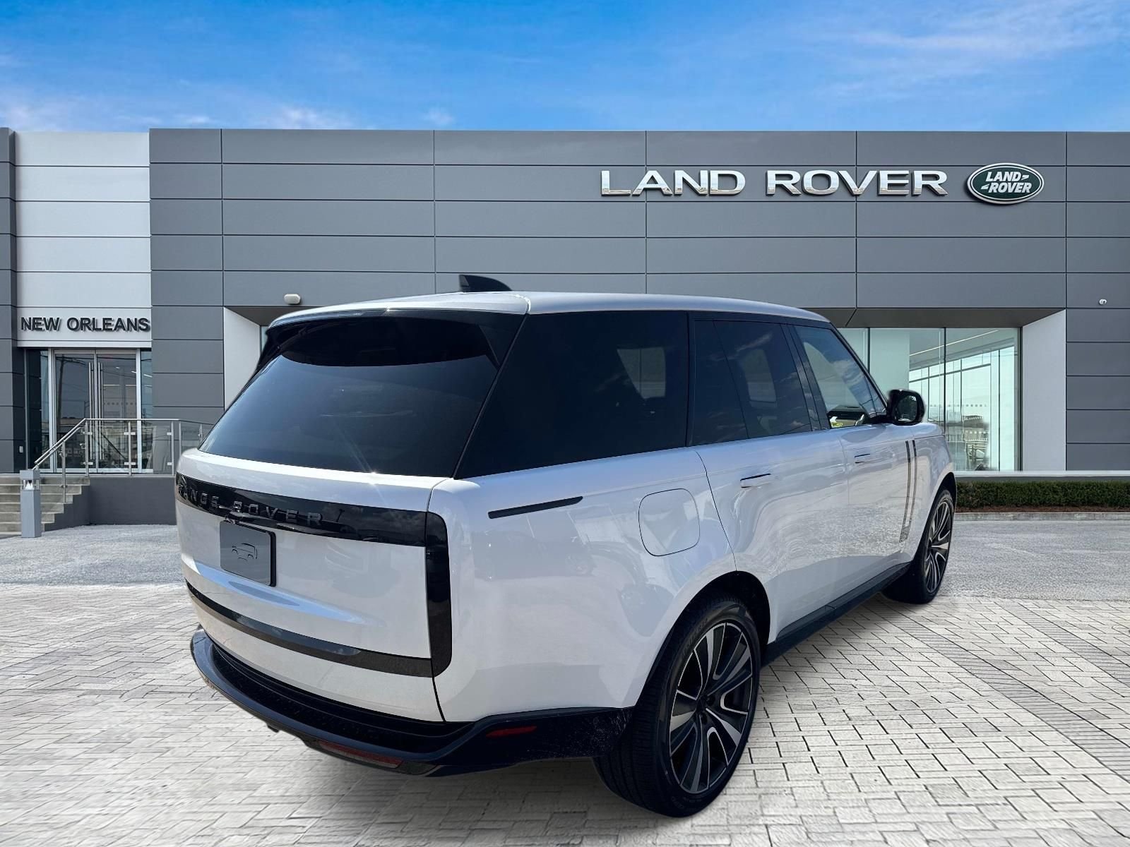 New 2026 Ostuni Pearl White Land Rover SE image 5