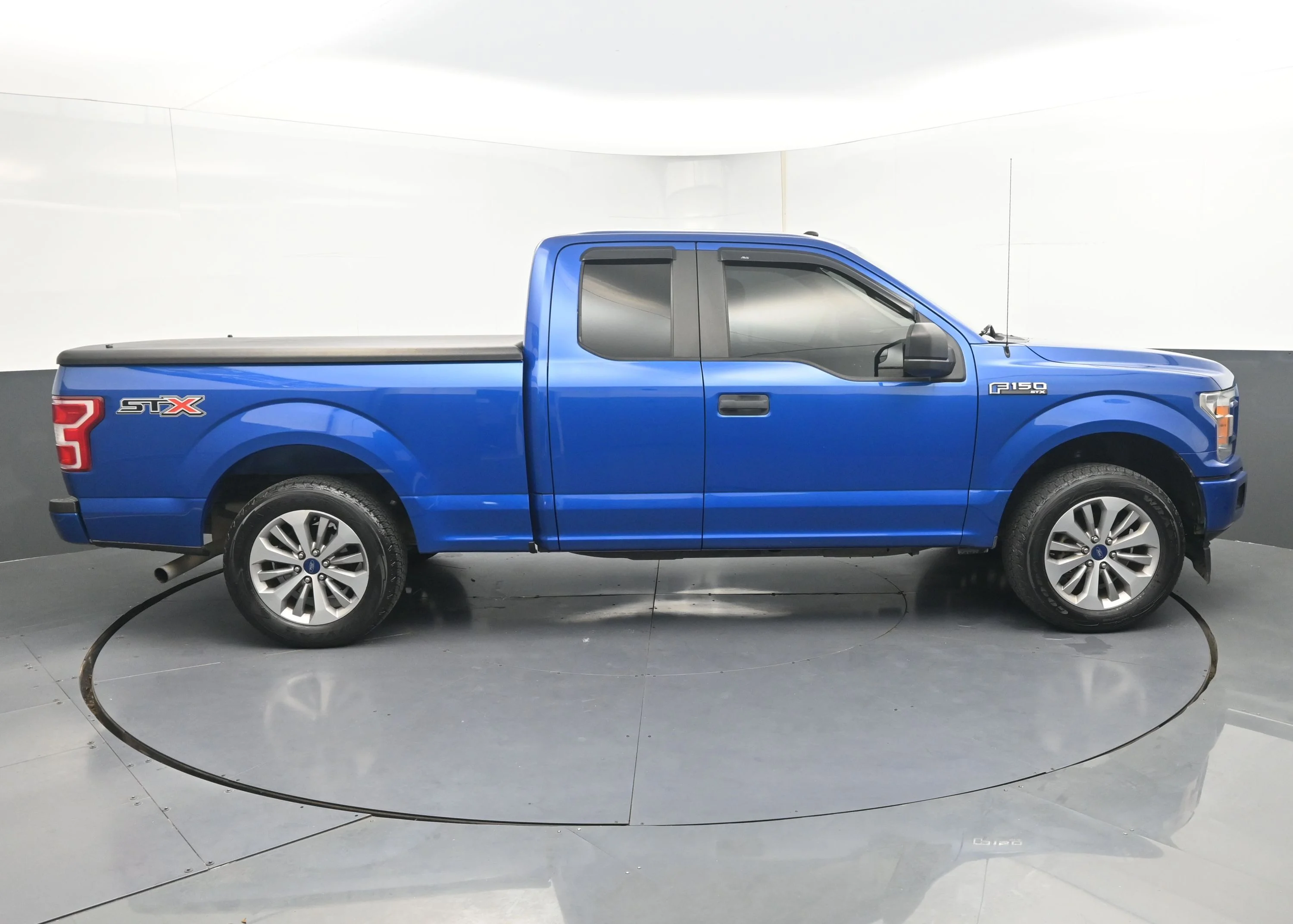 Used 2018 Blue Ford XL image 2