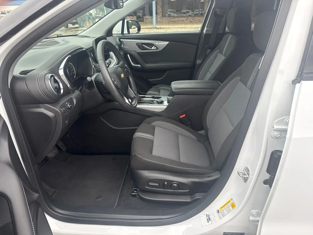 Used 2025 White Chevrolet LT image 5
