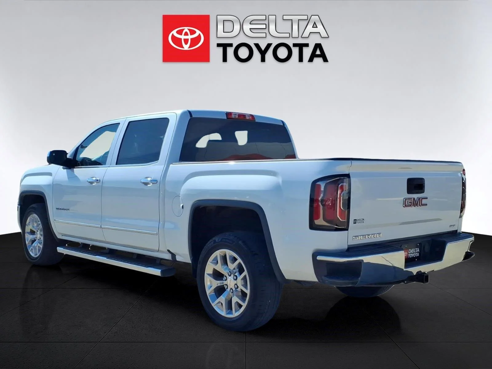 Used 2017 White Frost Tricoat GMC SLT image 3