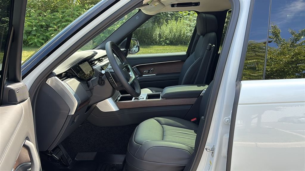 Used 2025 White Land Rover SE image 10