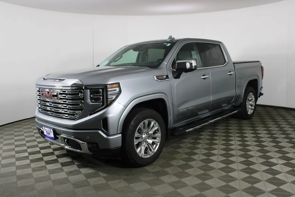 Used 2024 Silver GMC Denali image 3