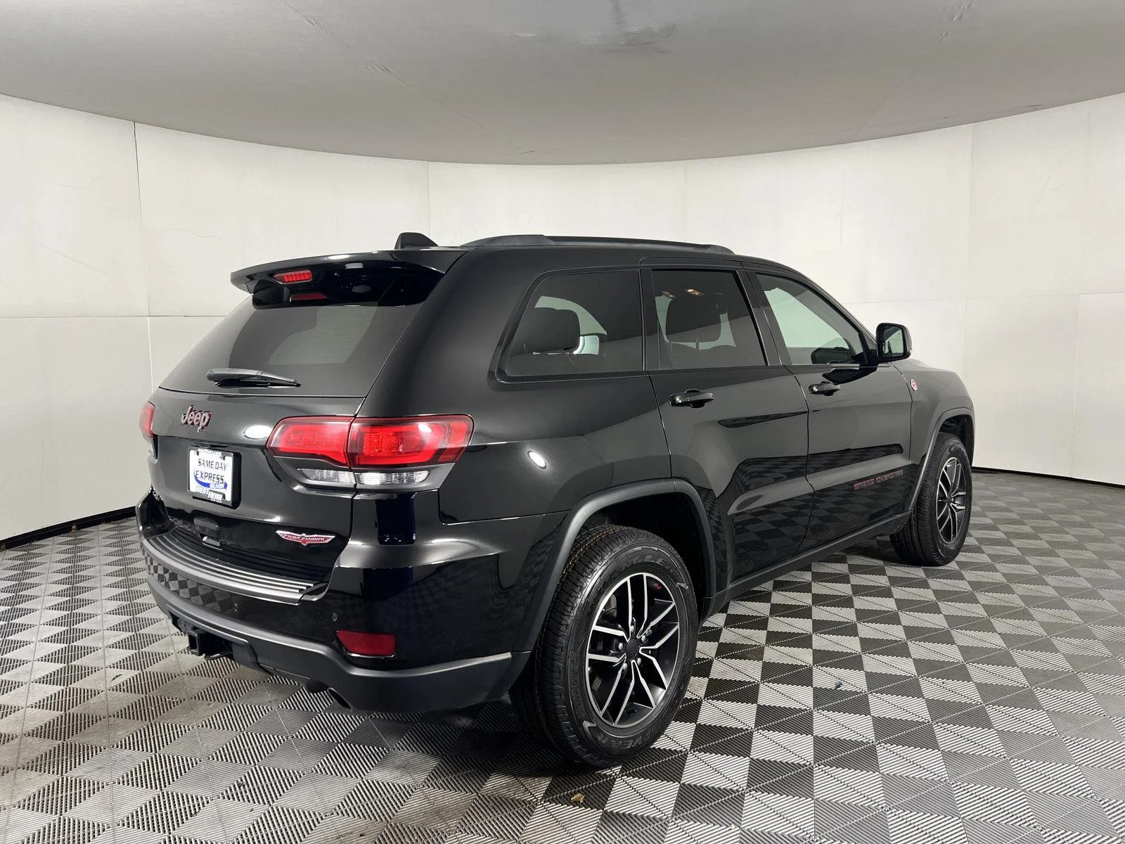 Used 2021 Diamond Black Crystal Pearlcoat Jeep Trailhawk image 9