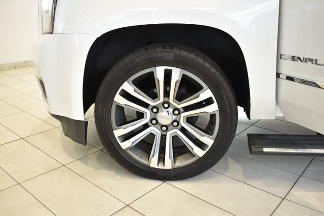Used 2018 White GMC Denali image 29