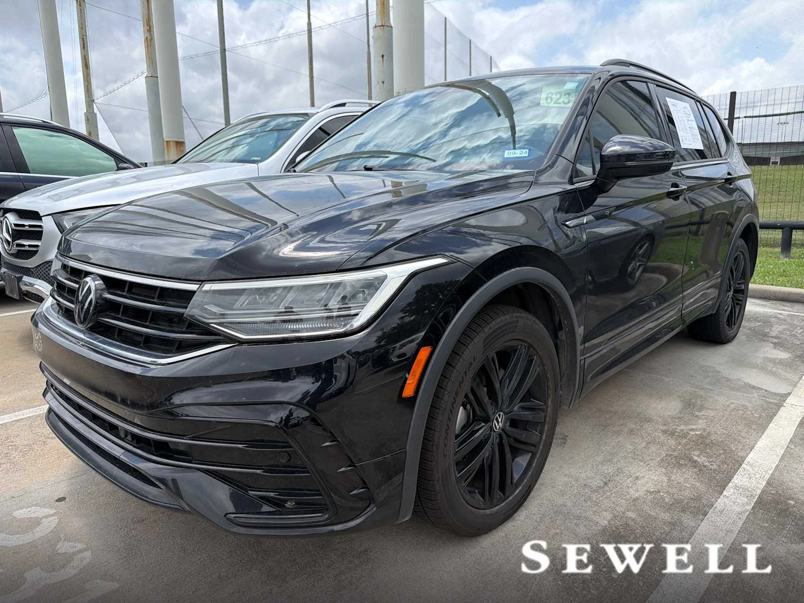 2022 Volkswagen Tiguan 2.0T SE R-Line Black's photo