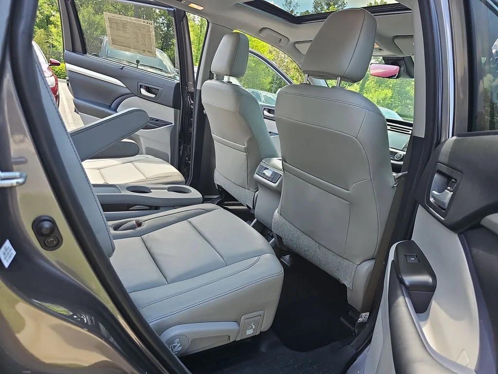 Used 2018 Gray Toyota XLE image 11
