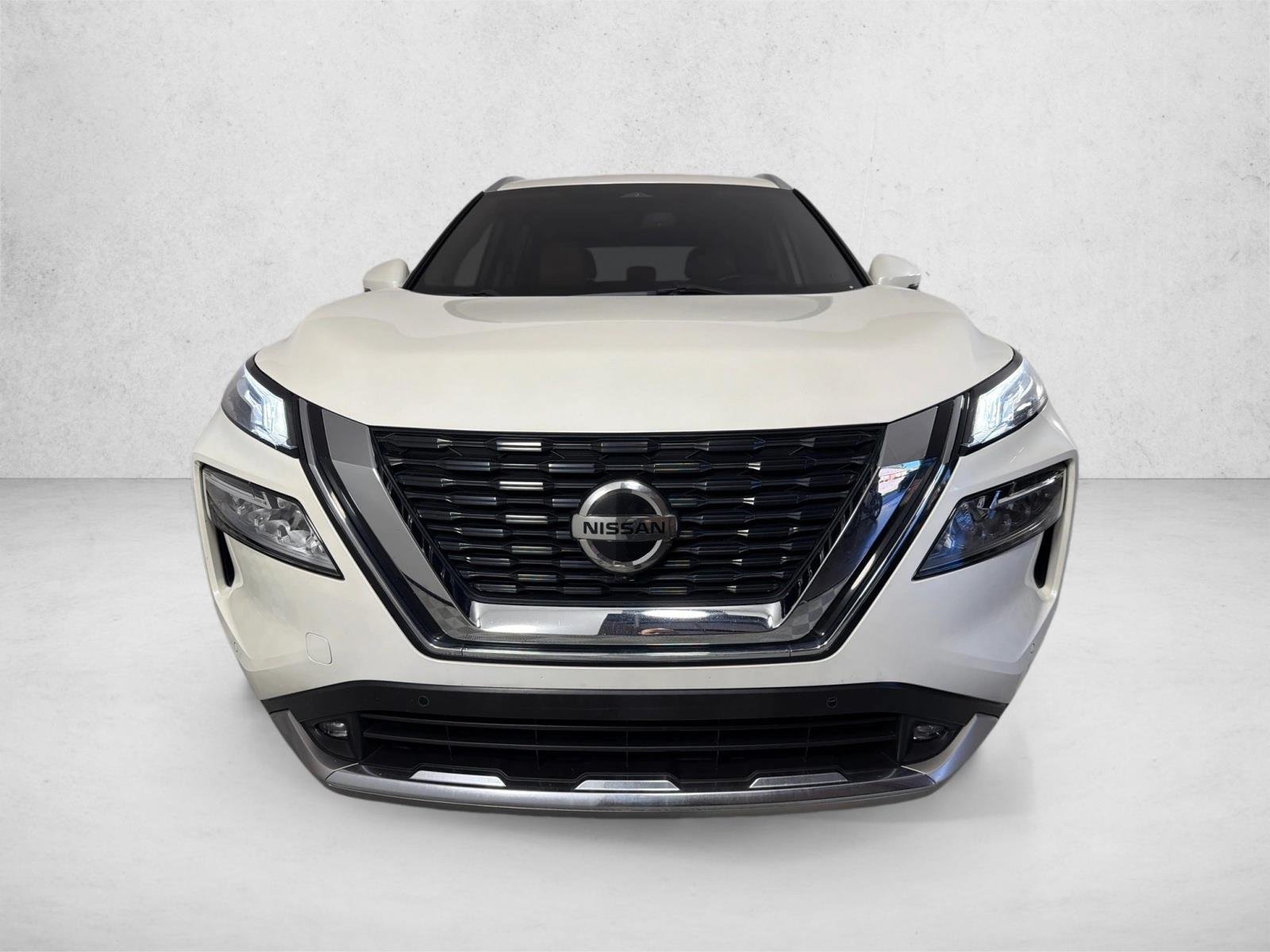 Used 2021 Pearl White Tricoat Nissan Platinum image 10