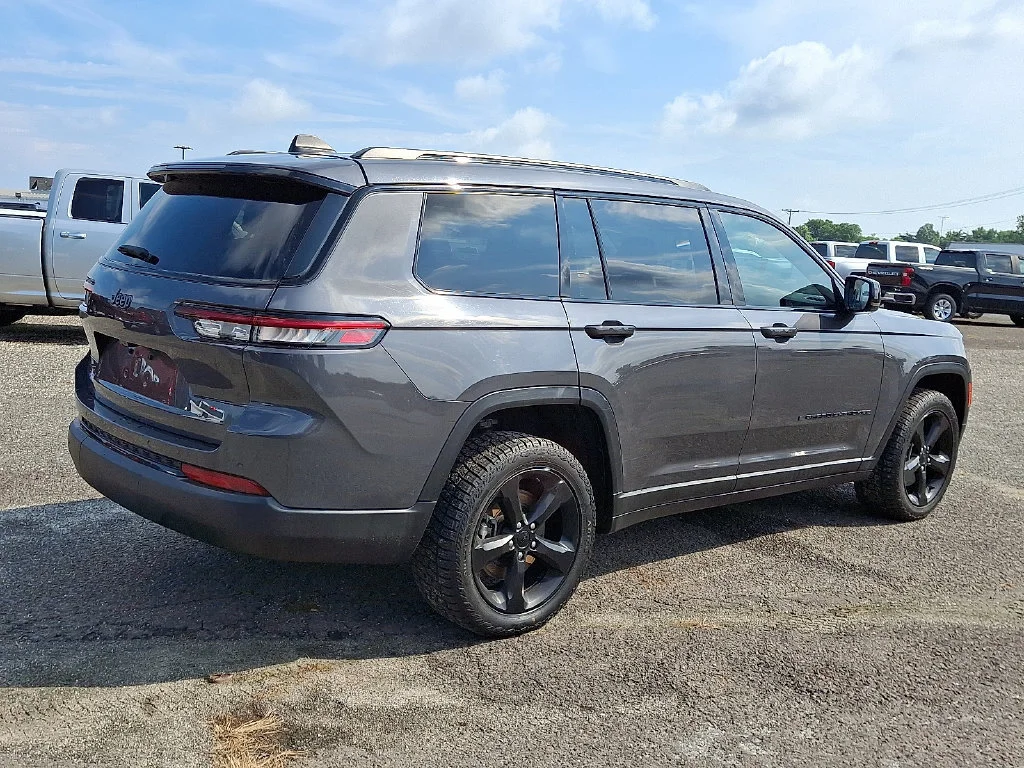 Used 2023 Gray Jeep Altitude 4x4 image 12