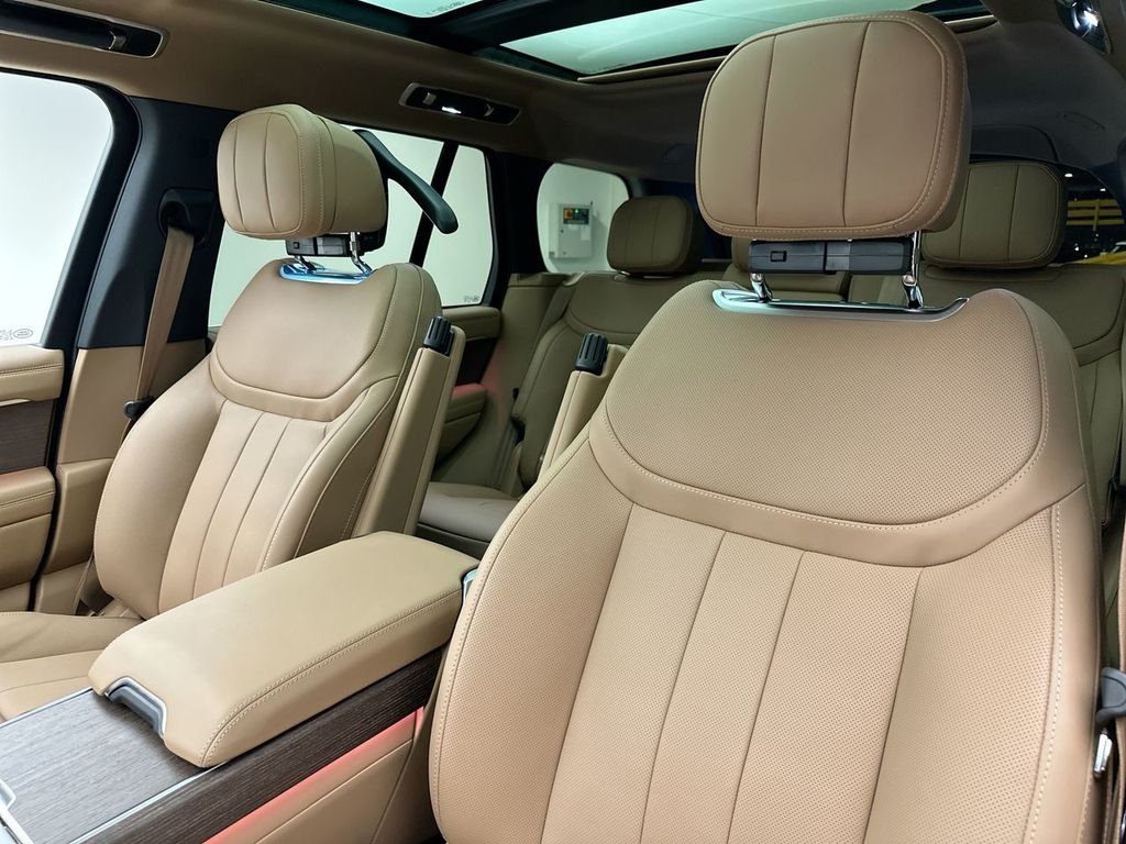 New 2026 Ostuni Pearl White Land Rover SE image 10