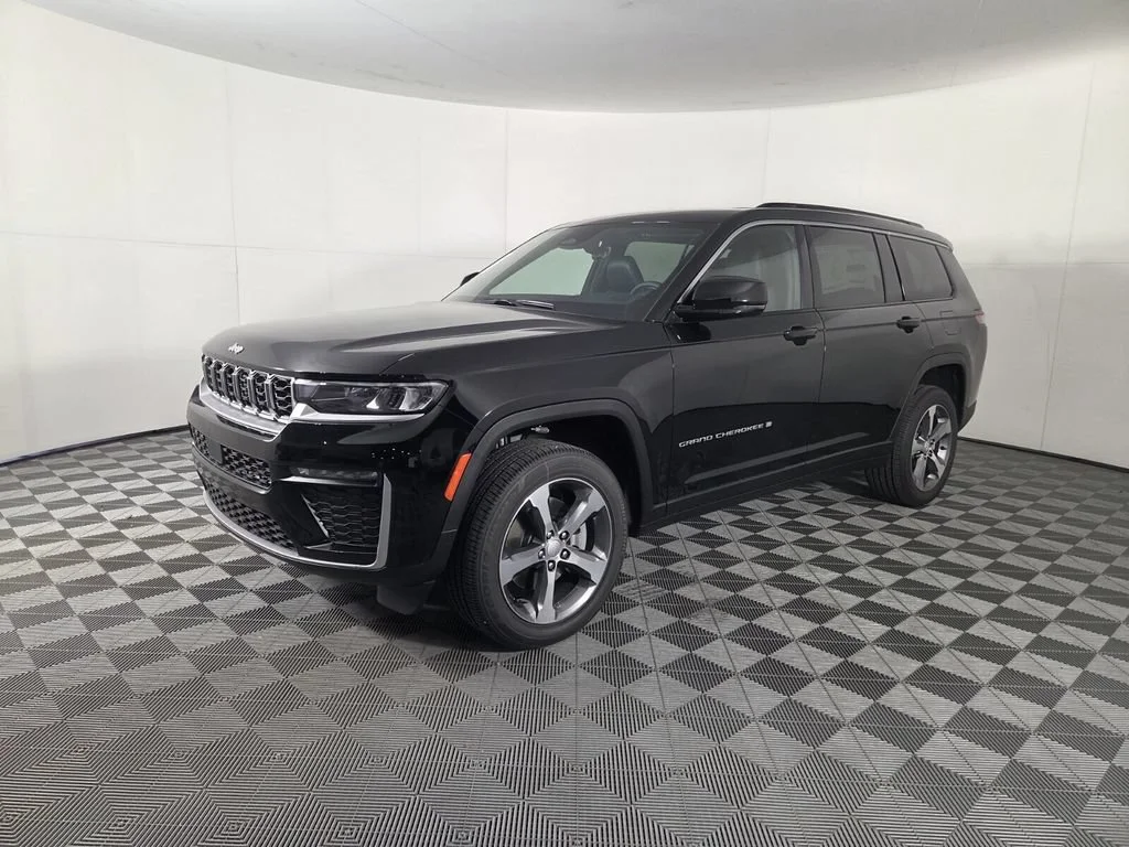 New 2026 Diamond Black Crystal Pearl-Coat Exterior Paint Jeep Limited image 4