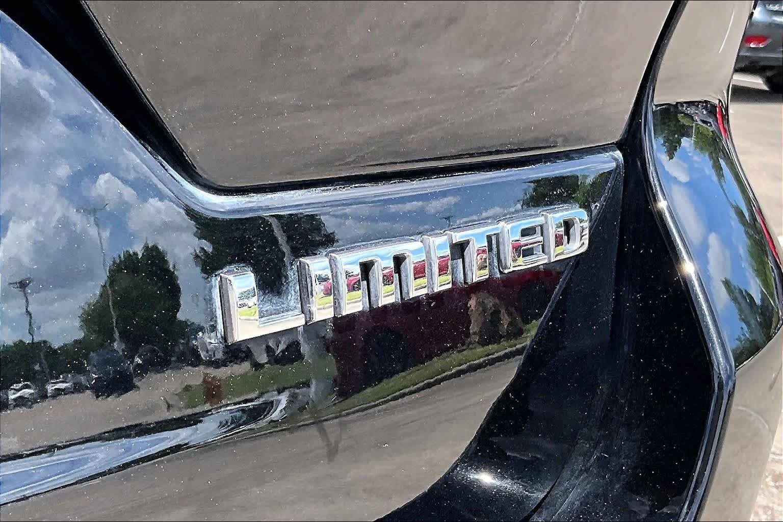 Used 2022 Diamond Black Crystal Pearlcoat Jeep Limited image 9